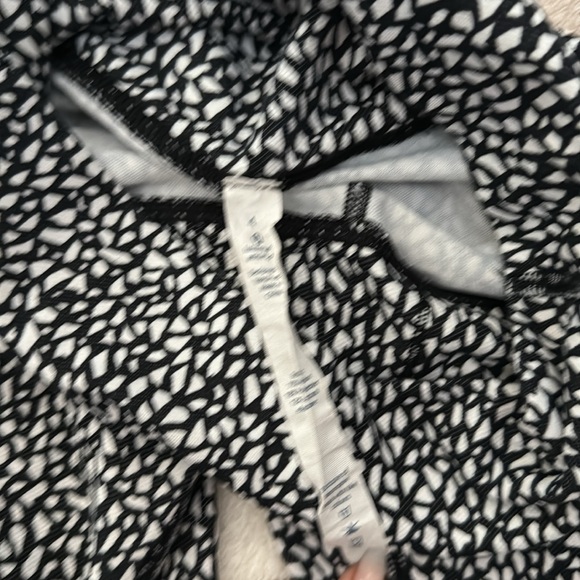 Lululemon Cropped Wunder Under Size 4 - Picture 3 of 3